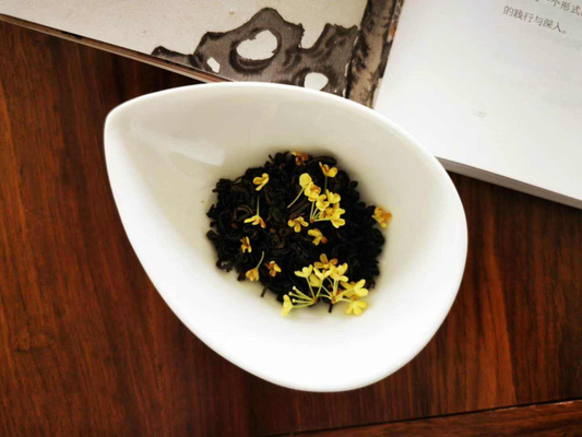 Remplacement sain de feuilles organiques naturelles pour le thé noir d'Osmanthus de thé